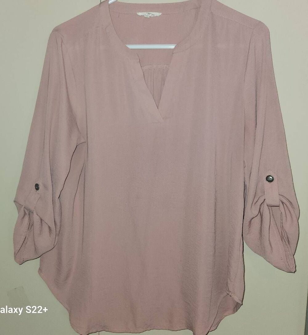 Maurices mauve pop over top w 3/4 roll tab sleeves and v neck